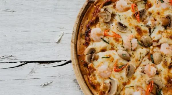 Jakie pieczarki do pizzy wybrać, by uniknąć mdłego smaku?