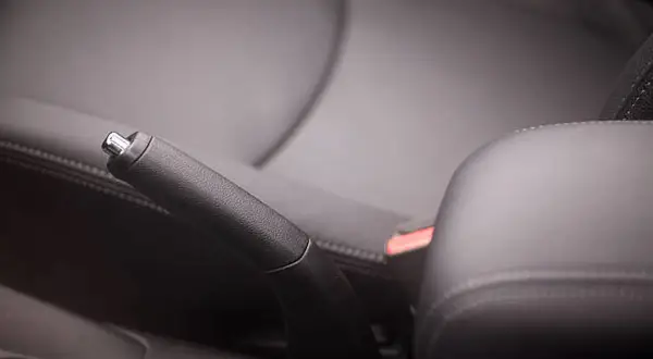 Poignée du frein à main dans une voiture, prête pour le réglage.