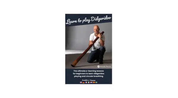 Mann kniet mit einem Didgeridoo, bereit, es zu spielen. Online-Kurse für Anfänger.