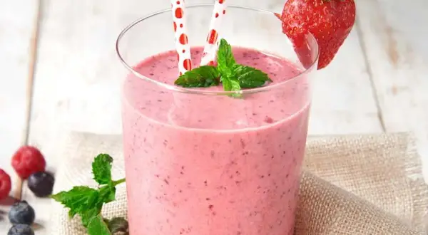 Zdrowe koktajle z jogurtem naturalnym, które pokochasz na śniadanie