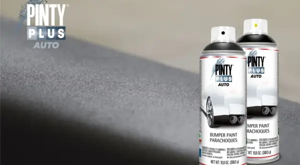 Dwa puszki czernidła do zderzaków Pinty Plus Auto, odnawiające wygląd samochodu.