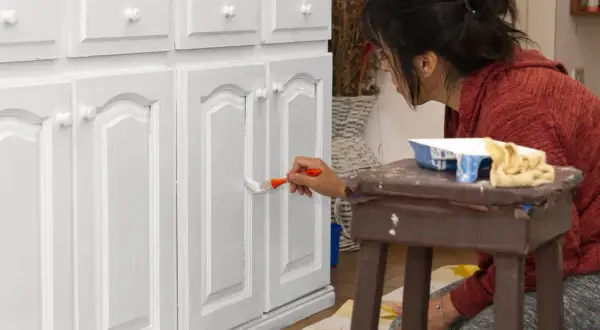 Jak pomalować szafki kuchenne? Poradnik DIY do idealnej kuchni