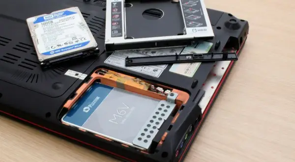 Wymiana dysku w laptopie: nowy SSD Plextor M6V obok starego HDD WD 500GB i kieszeni na drugi dysk.