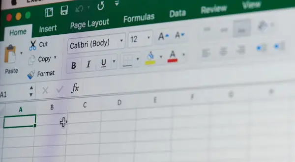 Ekran programu Excel, pokazujący jak zrobić listę rozwijaną. Widoczna jest zakładka "Home" i pole formuły "fx".