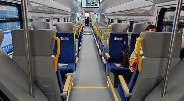 Wnętrze pociągu z siedzeniami. Sprawdzam zamość chełm rozkład jazdy, by zaplanować podróż.