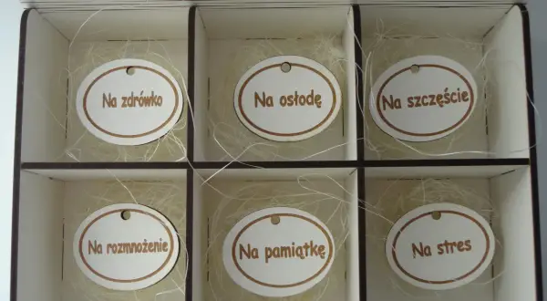 Drewniane pudełko na 40 urodziny z sześcioma przegródkami, każda z owalnym medalionem z napisem: "Na zdrowie", "Na osłodę", "Na szczęście", "Na rozmnożenie", "Na pamiątkę", "Na stres".