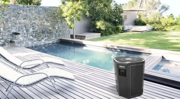 Une pompe à chaleur silencieuse chauffe la piscine, avec des chaises longues sur la terrasse en bois.