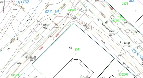 Plan geodezyjny z zaznaczonym podziałem gruntów budowlanych, liniami granicznymi i oznaczeniami działek, np. 2541.