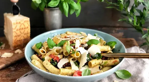 En härlig pastasallad med pesto, soltorkade tomater, pinjenötter och rikligt med parmesan. Perfekt för en lätt lunch.