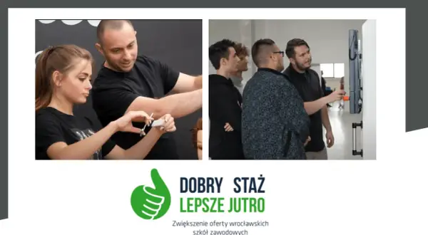 Dwóch mężczyzn i kobieta uczą się zawodu, jeden mężczyzna pokazuje coś na ekranie.