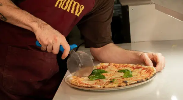 Pizza w Polsce 2026: Aktualne ceny, ukryte koszty i triki oszczędności.
