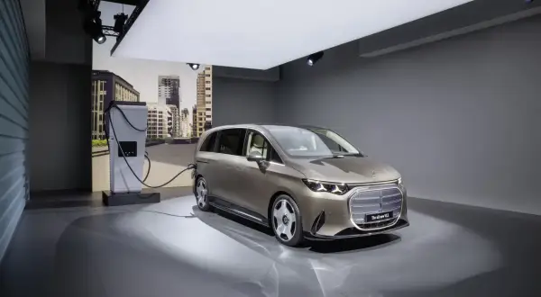 Voiture électrique branchée à une borne. Est-ce que les voitures électriques sont automatiques ? Ce modèle semble prêt à l'emploi.