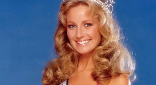 Yvonne Ryding, Miss Universe 1984, strålar med sin krona och ett brett leende.