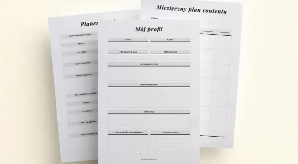 Czy planner i kalendarz od influencerki pomagają w organizacji czasu? Na zdjęciu widać arkusze z polami do planowania postów, celów i treści.