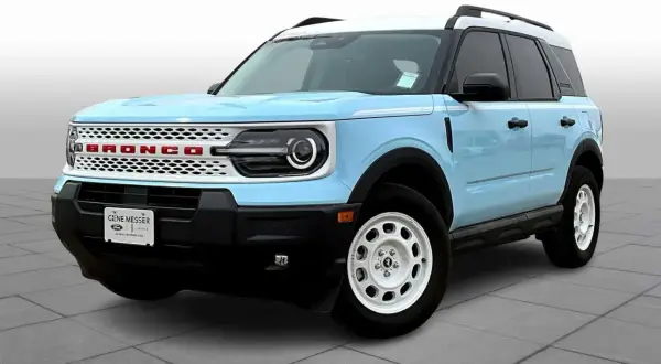 Jasnoniebieski Ford Bronco Sport z białym dachem i białymi felgami, gotowy na przygodę.