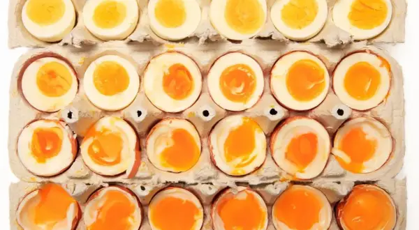 Huevos cocidos en cartón. Observa la yema: si está líquida o muy blanda, puede que no sea seguro comerlos. Aprende como saber si un huevo cocido está malo.