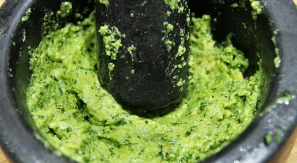 Pesto jak zrobić? Sekret idealnego smaku i zielonego koloru!