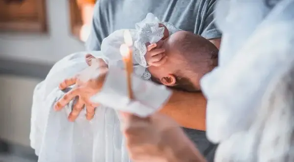 Ile ksiądz bierze za chrzciny? Sprawdź, ile naprawdę kosztuje chrzest