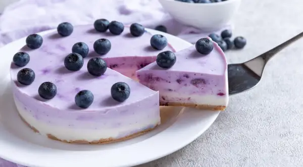 Himbeer Joghurt Torte mit frischen Blaubeeren, ein köstlicher Genuss.