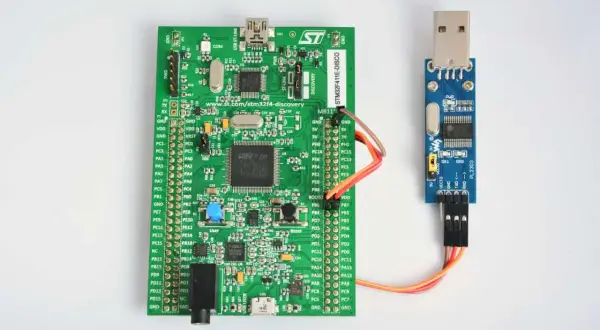 Płytka STM32F411E-DISCO połączona z adapterem USB-UART PL2303.