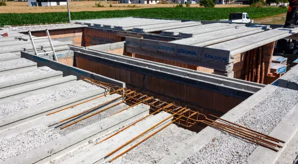 Budowa domu: betonowe pustaki stropowe Teriva czekają na montaż. Sprawdź strop teriva cena.