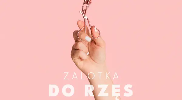 Dłoń trzyma zalotkę do rzęs. Czy zalotka niszczy rzęsy? Dowiedz się, jak jej używać, by ich nie uszkodzić.
