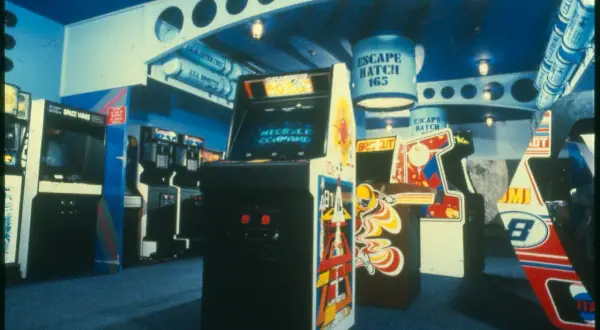 Nostalgiczne gry z salonów gier lat 80. w pełnej krasie: Space Wars, Missile Command i inne klasyki.