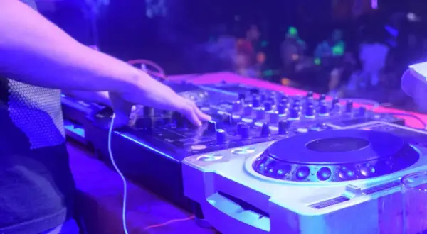 Ile bierze DJ? Poznaj ceny i ukryte koszty wynajmu artysty