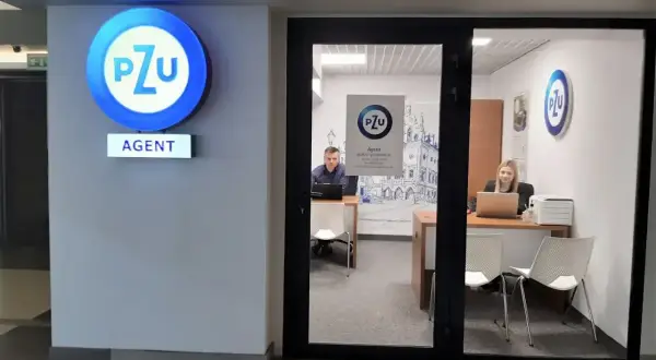 Biuro agenta PZU w Rzeszowie z pracownikami za ladą.