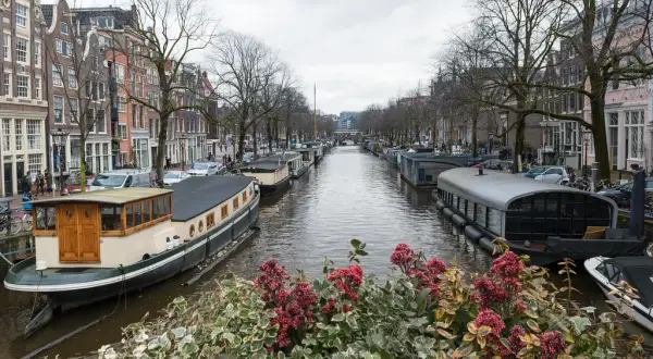 Gdzie leży Amsterdam? Odkryj jego lokalizację w Holandii
