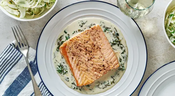 Un délicieux saumon à l'oseille, nappé d'une sauce crémeuse et servi avec une salade croquante.
