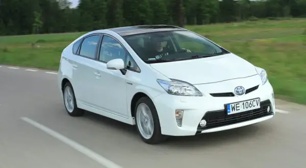 Bateria w hybrydzie Toyoty: Ile wytrzyma? Gwarancja do 10 lat!