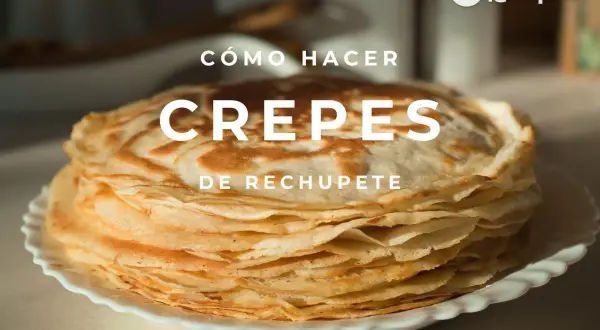 Una pila de crepes dorados y finos, listos para disfrutar. Aprende qué es crepe y cómo hacerlos deliciosos.