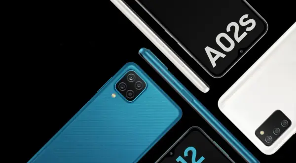 Samsung A02s dane techniczne: niebieski, biały i srebrny smartfon Samsung A02s oraz A12 na czarnym tle.