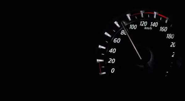 Prędkościomierz pokazuje 100 km/h. Wskazówka drży, jakby konie mechaniczne w silniku chciały się wyrwać.
