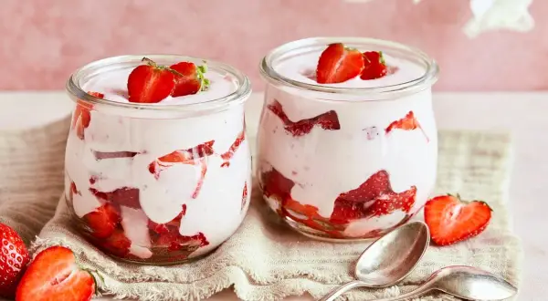 Erdbeer-Quark-Joghurt-Dessert: Schnell, leicht & sommerlich