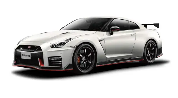Biały Nissan GT-R Nismo z czerwonymi akcentami, sportowym spojlerem i czarnymi felgami.