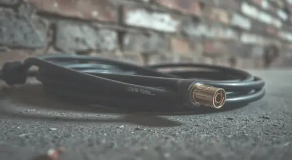 Uszkodzony kabel antenowy? Rozpoznaj objawy i zdiagnozuj problem!