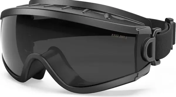 Gafas de protección airsoft negras, con lente ahumada y banda ajustable. Ideales para proteger tus ojos en cualquier partida.