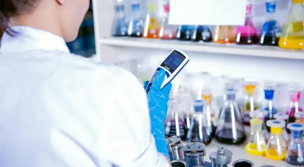 W laboratorium, gdzie chemia między mną a kolegą z pracy kwitnie, pracujemy nad nowymi formułami. Kolorowe płyny w kolbach i precyzyjne pomiary to nasza codzienność.