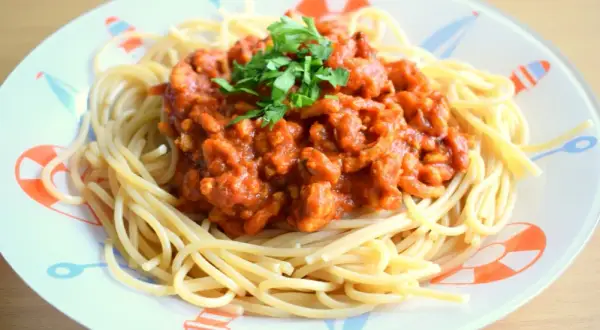 Spaghetti z warzywami: 3 przepisy, idealny sos i porady Adama