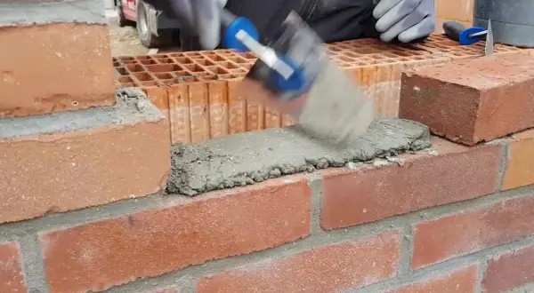 Ile wody dodać do zaprawy murarskiej? Kluczowe proporcje i wskazówki