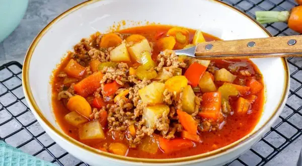 Herzhafte Hackfleisch-Gemüse-Suppe, perfekt für rezepte ohne kohlenhydrate. Mit Kartoffeln, Karotten und Paprika in würziger Tomatenbrühe.