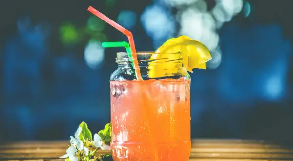 Dlaczego w drinkach są 2 słomki? Odkryj zaskakujące powody