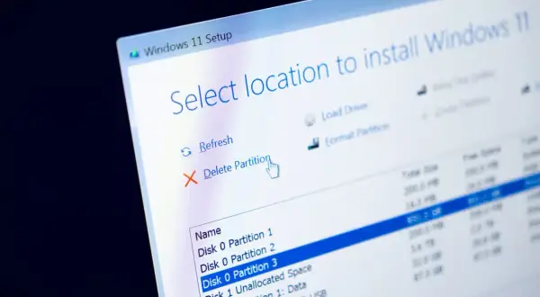 Instalator Windows 11 pokazuje program do formatowania dysku, gdzie można usunąć partycję.