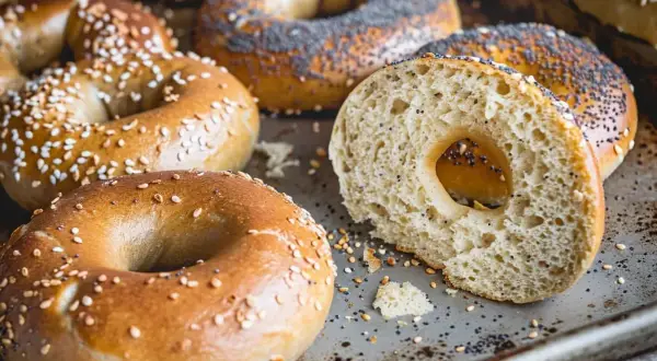 Färska bagels med sesamfrön och vallmofrön, redo att avnjutas. Ett perfekt bagels recept för hemmabruk.