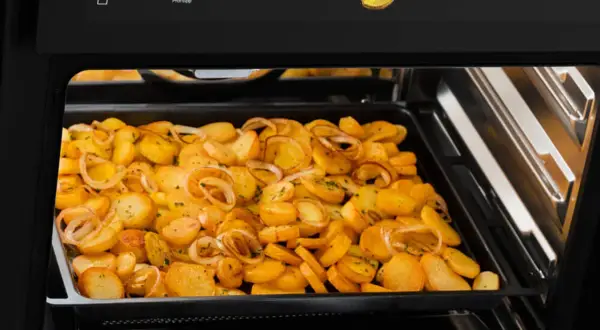 Bratkartoffeln mit Zwiebeln garen im Ofen. So funktioniert ein Ofen: Ober-/Unterhitze für knusprige Kartoffeln.