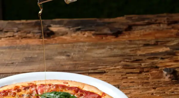 Oliwa do pizzy - jak poprawia smak i aromat Twojego dania