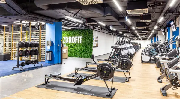Nowoczesna siłownia ZDROFIT z bieżniami, wioślarzami i maszynami cardio. Czy ZDROFIT honoruje Multisport? Sprawdź sam!