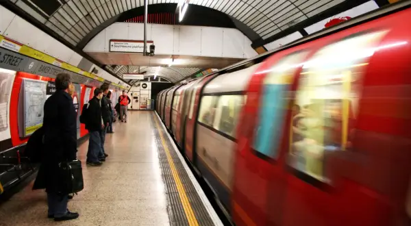 Na stacji Baker Street w Londynie, gdzie krzyżuje się wiele linii metra, czerwony pociąg pędzi po torach.